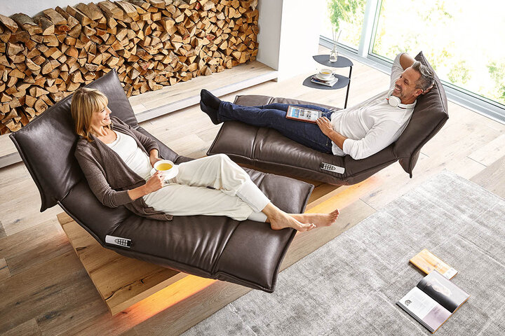 KOINOR-Sofa in elegantem Beige mit beweglichen Rücken- und Seitenteilen – eine moderne Lösung für vielseitige Wohnräume mit Designanspruch.