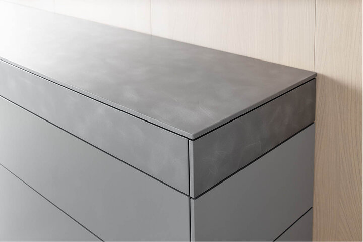 Grifflose Kommode von Ambienta mit matter, grauer Oberfläche und feiner Struktur – modernes Design in perfekter Verarbeitung.