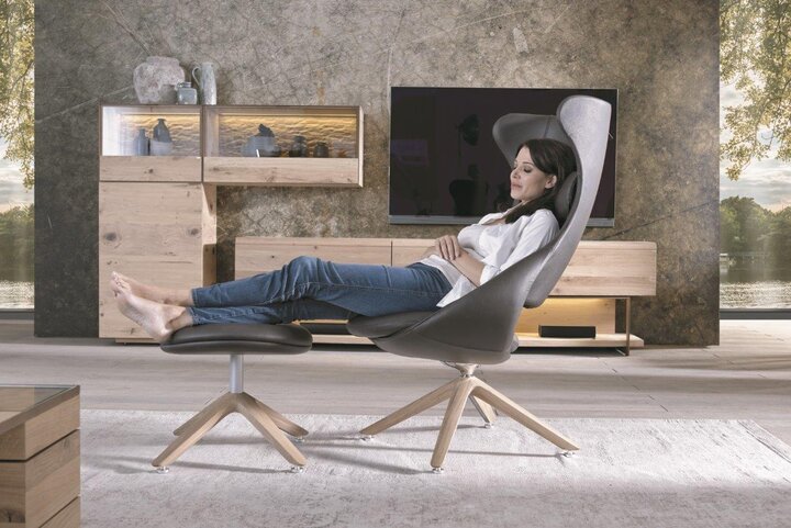 Massivholz-Schlafzimmer von VOGLAUER mit charakterstarkem Kopfteil, integrierter Beleuchtung und harmonischem Zusammenspiel aus Naturholz und Glas.
