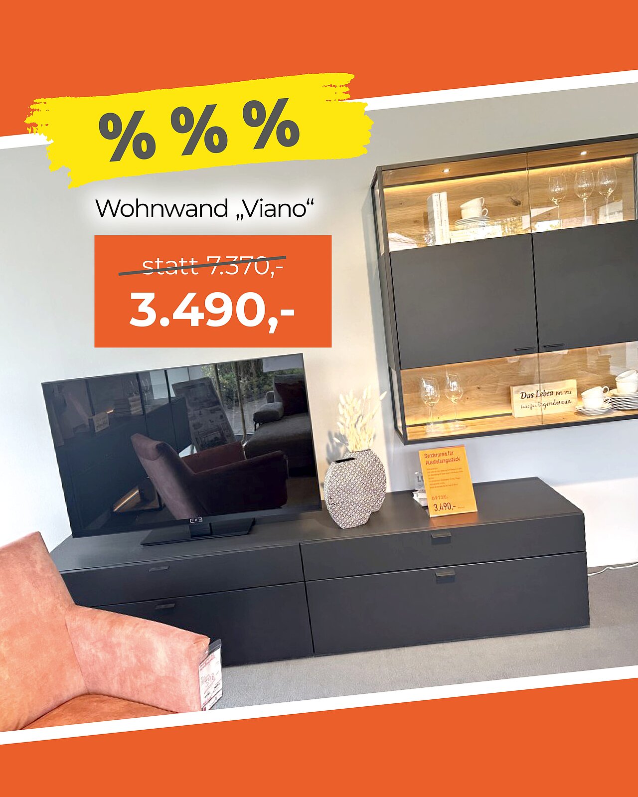 Wohnwand mit niedrigem Sideboard, Wandhängeschrank mit Glasfront und LEDs