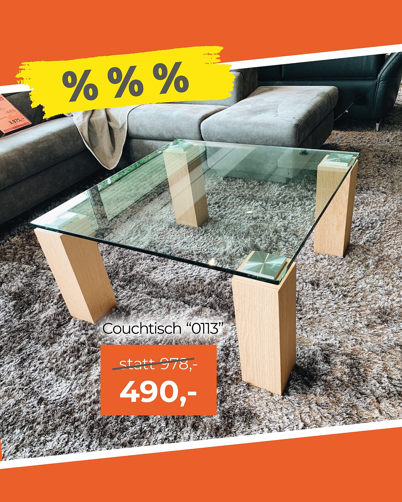Moderner Couchtisch mit quadratischer Glasplatte und vier massiven Holzbeinen
