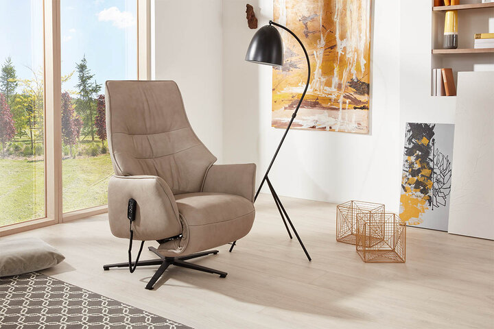 Bequemer Relaxsessel von himolla in hellem Taupe-Ton mit moderner Stehlampe und abstrakter Wandkunst – ideal für gemütliche Lesestunden im stilvollen Ambiente.
