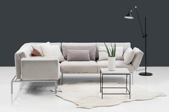 Polsterecke von brühl in hellem Beige mit Metallgestell und Kissen.