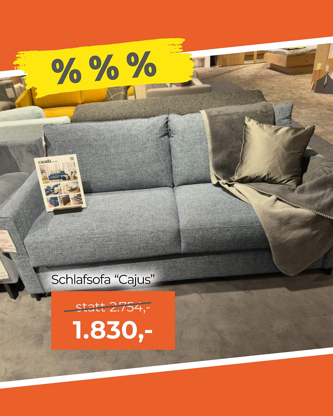 Hellgraues Schlafsofa mit zwei Rückenkissen, einem grauen Kissen und einer grauen Decke