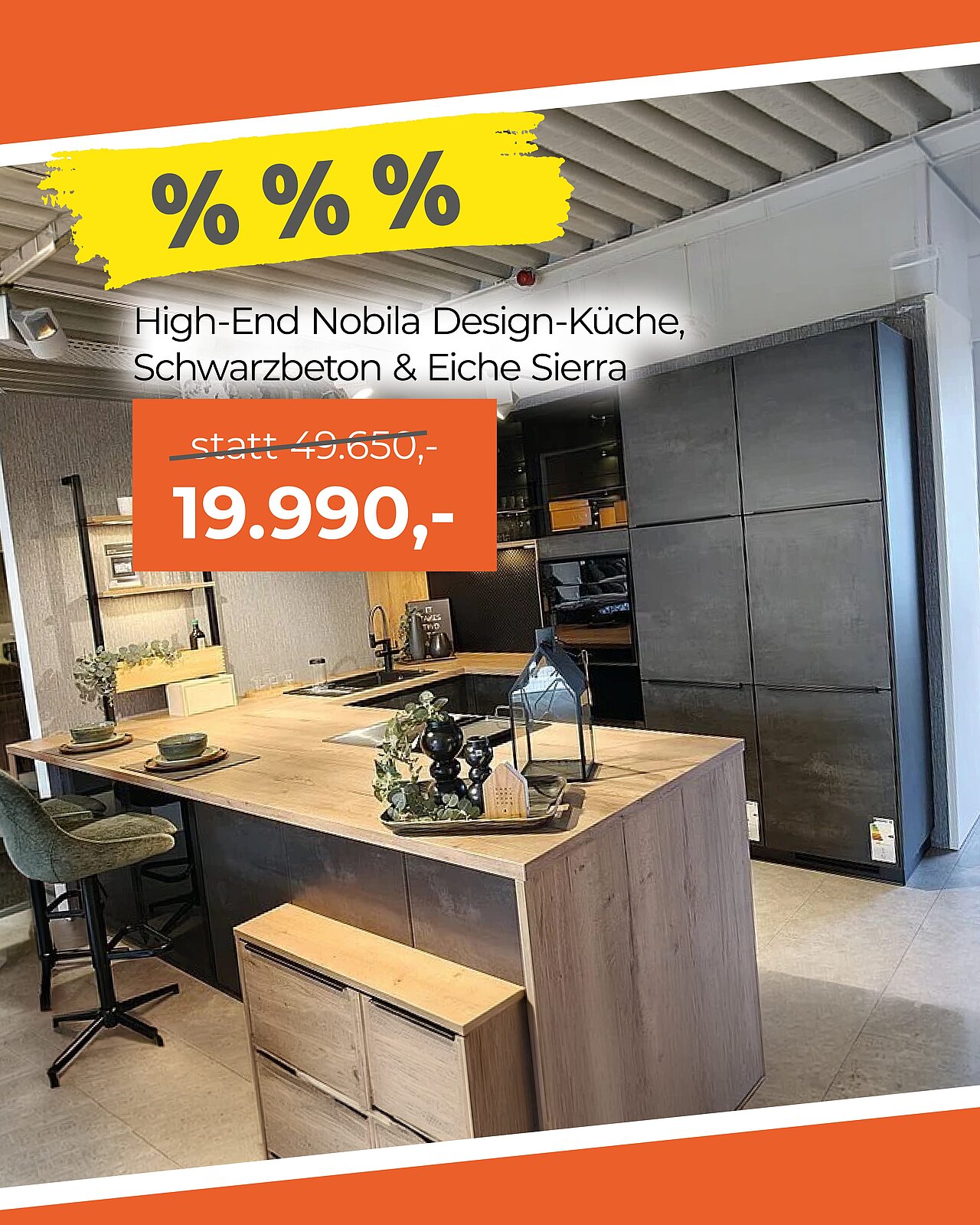 Moderne Designküche mit schwarzem Beton, Eichenholz und Kücheninsel mit Barhockern