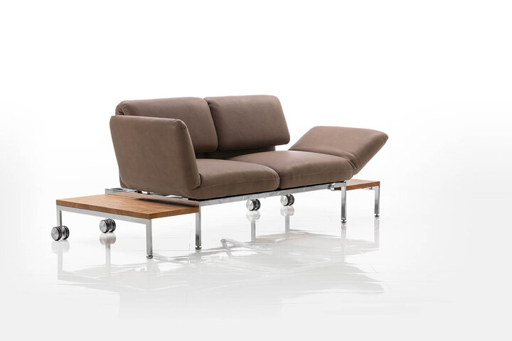 Kompaktes Designersofa von brühl in Braun mit höhenverstellbarem Rückenteil und Rollen.