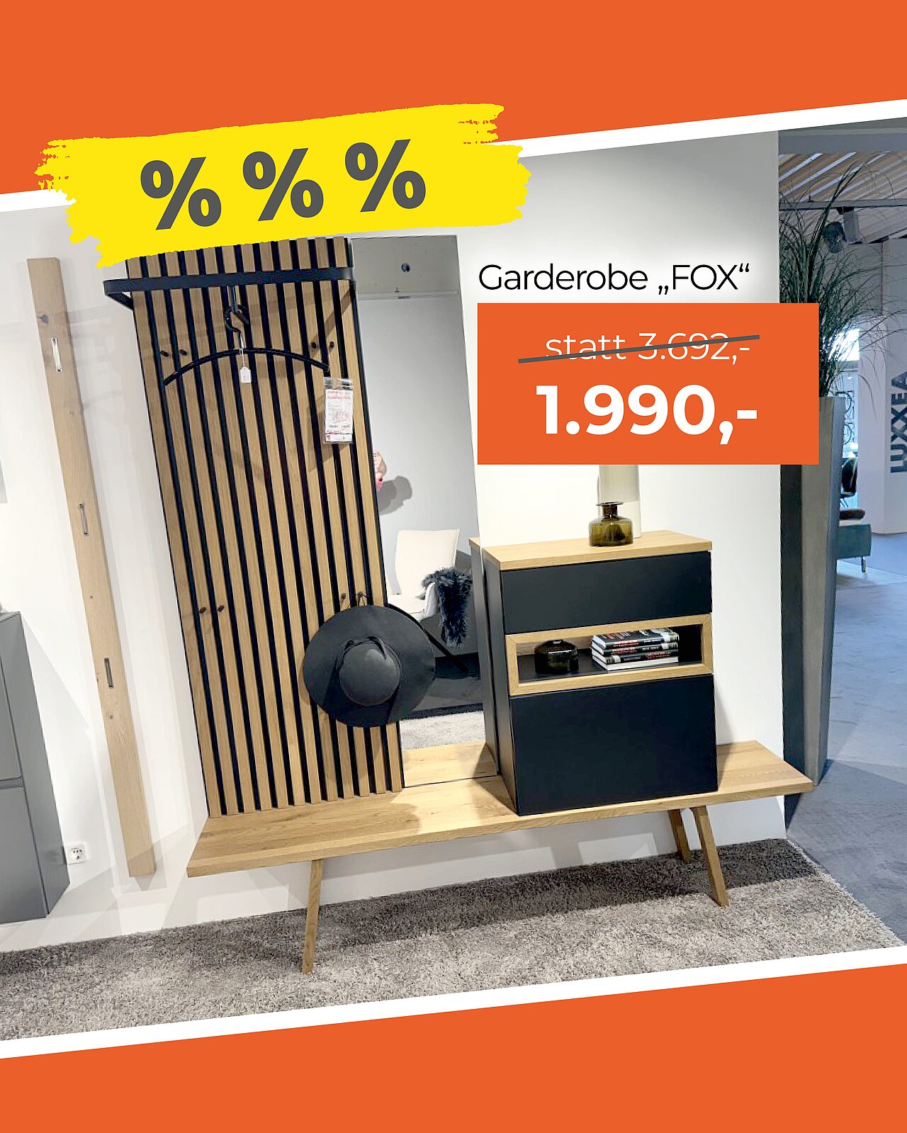 Garderobe mit Holzbank, vertikalen Holzleisten und schwarzem Aufbewahrungselement in modernem Raum