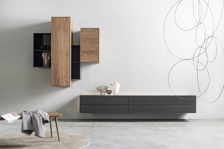 Wandhängendes Sideboard von Ambienta in Schwarz kombiniert mit Hängeschränken in Holzoptik – minimalistisches Wohnkonzept mit stilvoller Leichtigkeit.