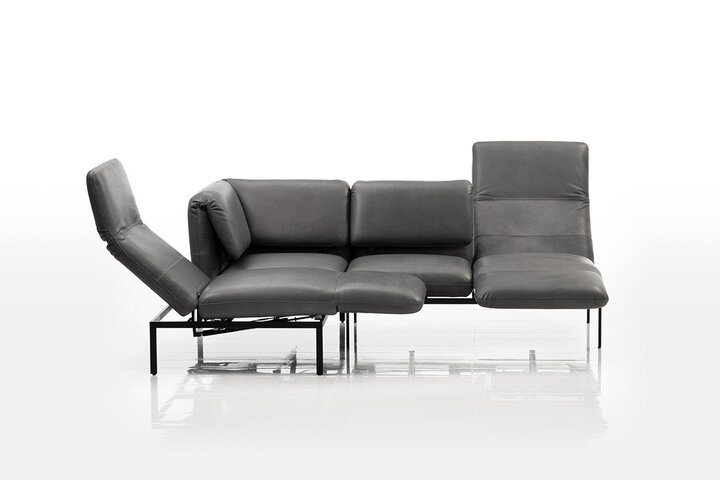 Ecksofa von brühl in dunklem Leder mit elektrisch verstellbarem Rückenteil auf filigranem Metallgestell.
