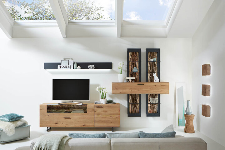Wohnwand mit Rinde-Optik, Hängeschrank und TV-Board – modernes Wohnzimmer mit Dachfenster und klaren Linien.