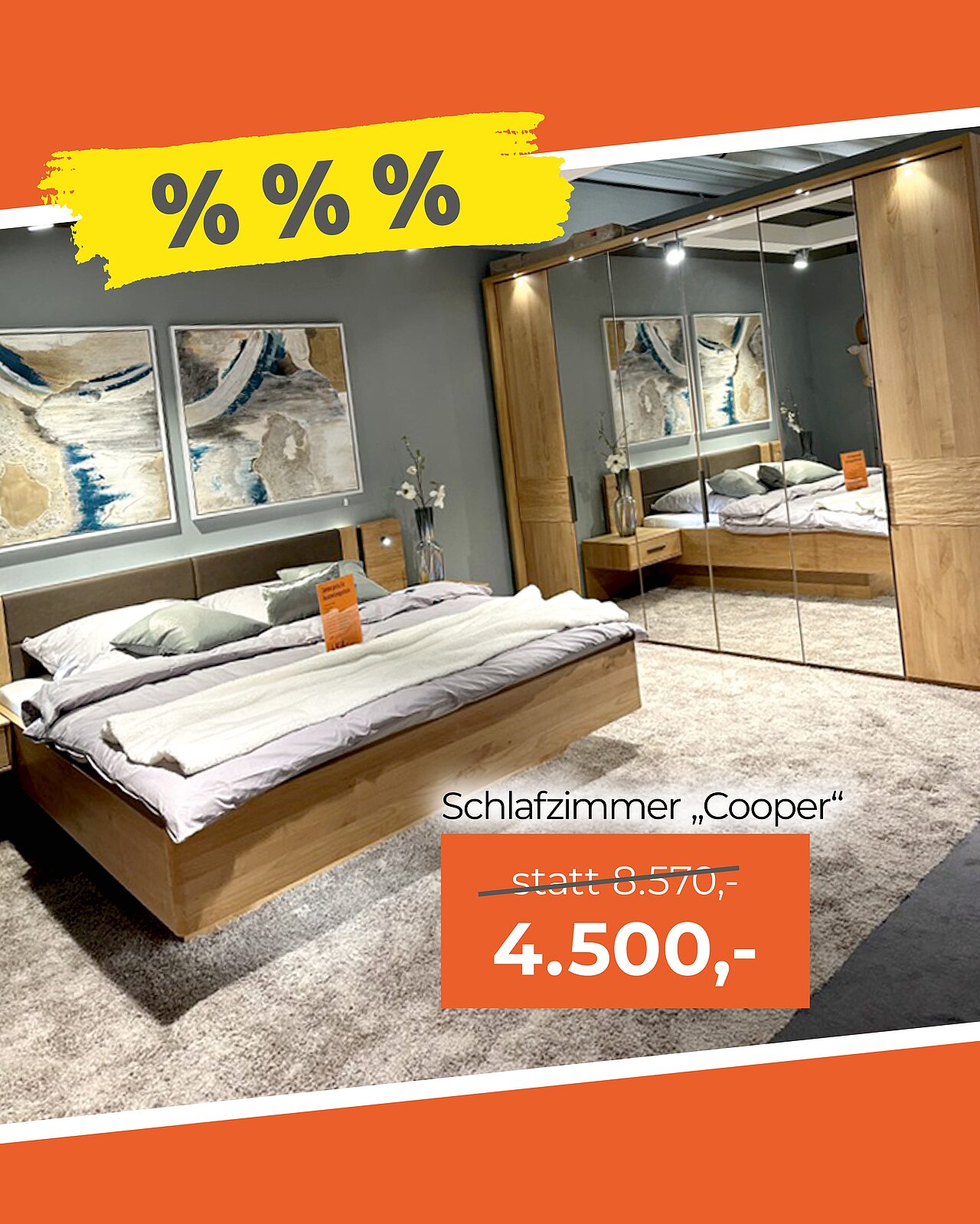 Schlafzimmer mit Holzbett, großem Spiegelkleiderschrank