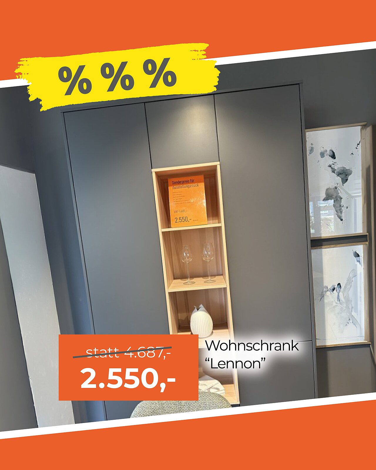 Moderner Wohnzimmerschrank mit drei Türen und offenem mittlerem Regal mit Dekoration