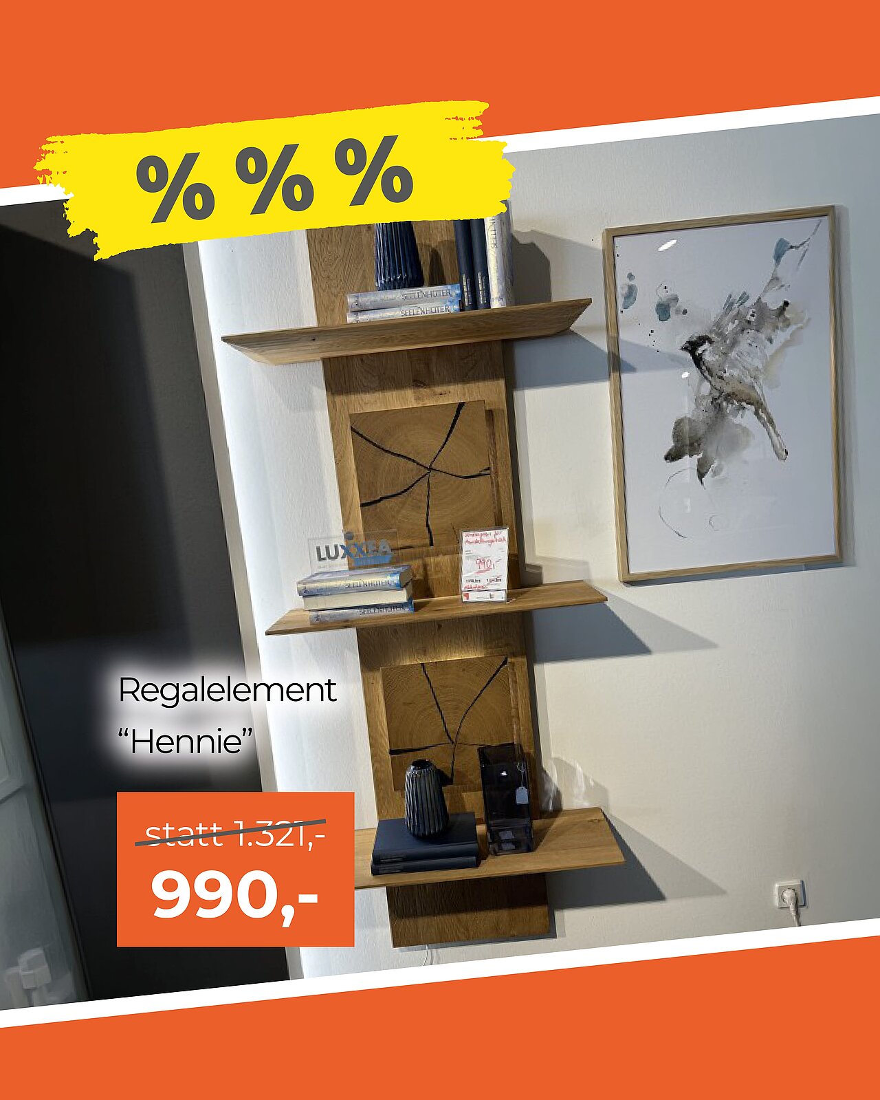 Holzregal mit drei Regalböden an einer Wand, dekoriert mit Büchern, Vasen und einem kleinen Bild